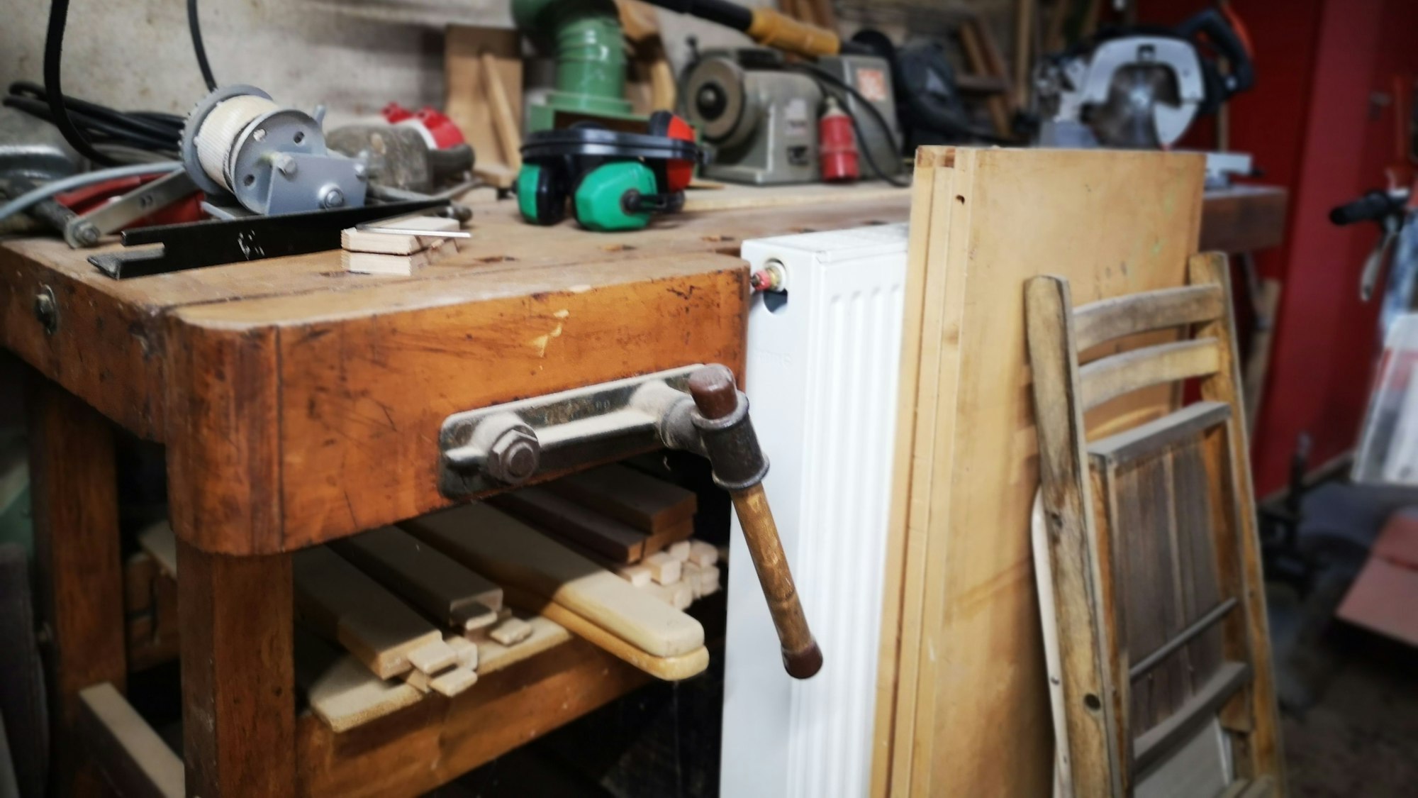 Werkstätten, Ersatzteile, Werkbänke und weitere Maschinen, zu denen Philipp Stöcker sämtlich zahlreiche Geschichten erzählen kann.