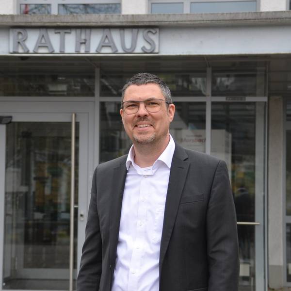 Am 31. Oktober 2025 legt Jörg Bukowski (51) das Amt als Bürgermeister der Gemeinde Morsbach nieder. Er wechselt in die Geschäftsführung der Aggerenergie und steht zudem Trauernden künftig als Redner bei Beerdigungen zur Seite.