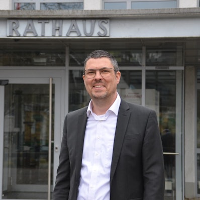 Am 31. Oktober 2025 legt Jörg Bukowski (51) das Amt als Bürgermeister der Gemeinde Morsbach nieder. Er wechselt in die Geschäftsführung der Aggerenergie und steht zudem Trauernden künftig als Redner bei Beerdigungen zur Seite.