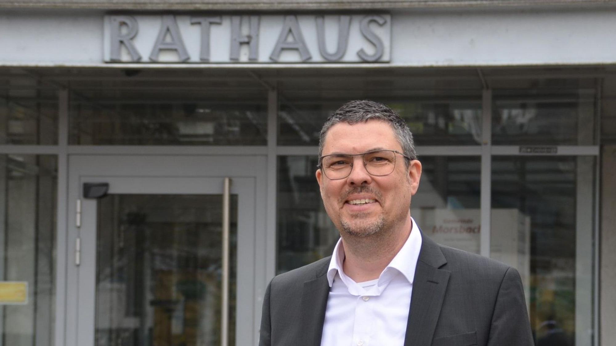 Am 31. Oktober 2025 legt Jörg Bukowski (51) das Amt als Bürgermeister der Gemeinde Morsbach nieder. Er wechselt in die Geschäftsführung der Aggerenergie und steht zudem Trauernden künftig als Redner bei Beerdigungen zur Seite.