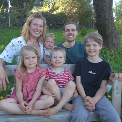 Familie Kowalski aus Morsbach möchte in die USA reisen und dort die bislang unbekannte Familie kennenlernen. Die Kowalskis, das sind: Mutter Nathaly und Vater Dave mit den Kindern Faye (von links), Yuuki, Leif und Cory (hinten).