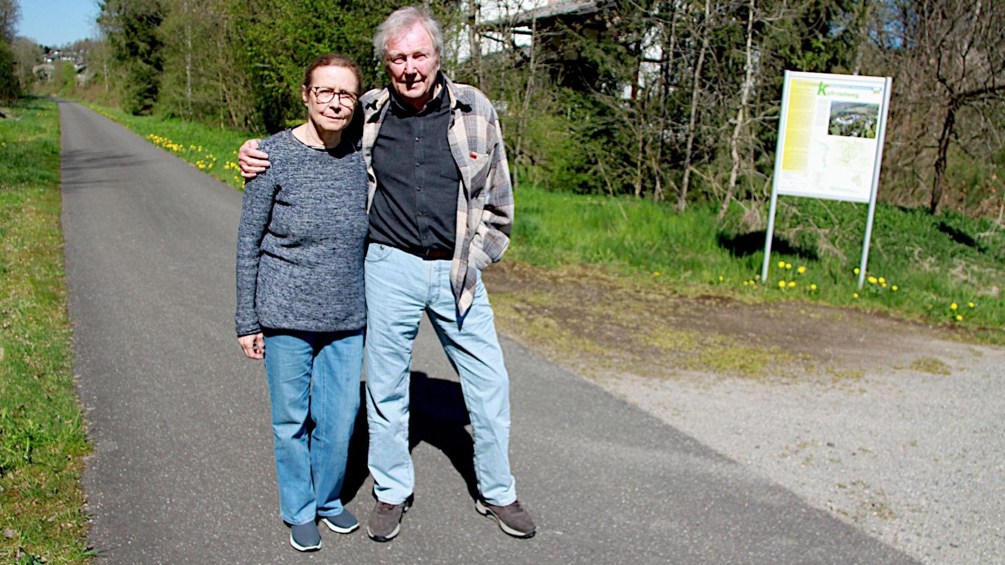 Dietrich und Katharina Schubert stehen Arm in Arm an der Einfahrt zu dem ehemaligen Bahnhof, in dem sie leben.