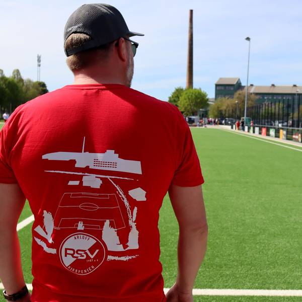Tobias Nieswandt, Vorsitzender des 1.Advents-Club Arloff-Kirspenich, trägt das Shirt der RSV-Groundhoppers. Zu erkennen: die Silhouette der Thonwerke.