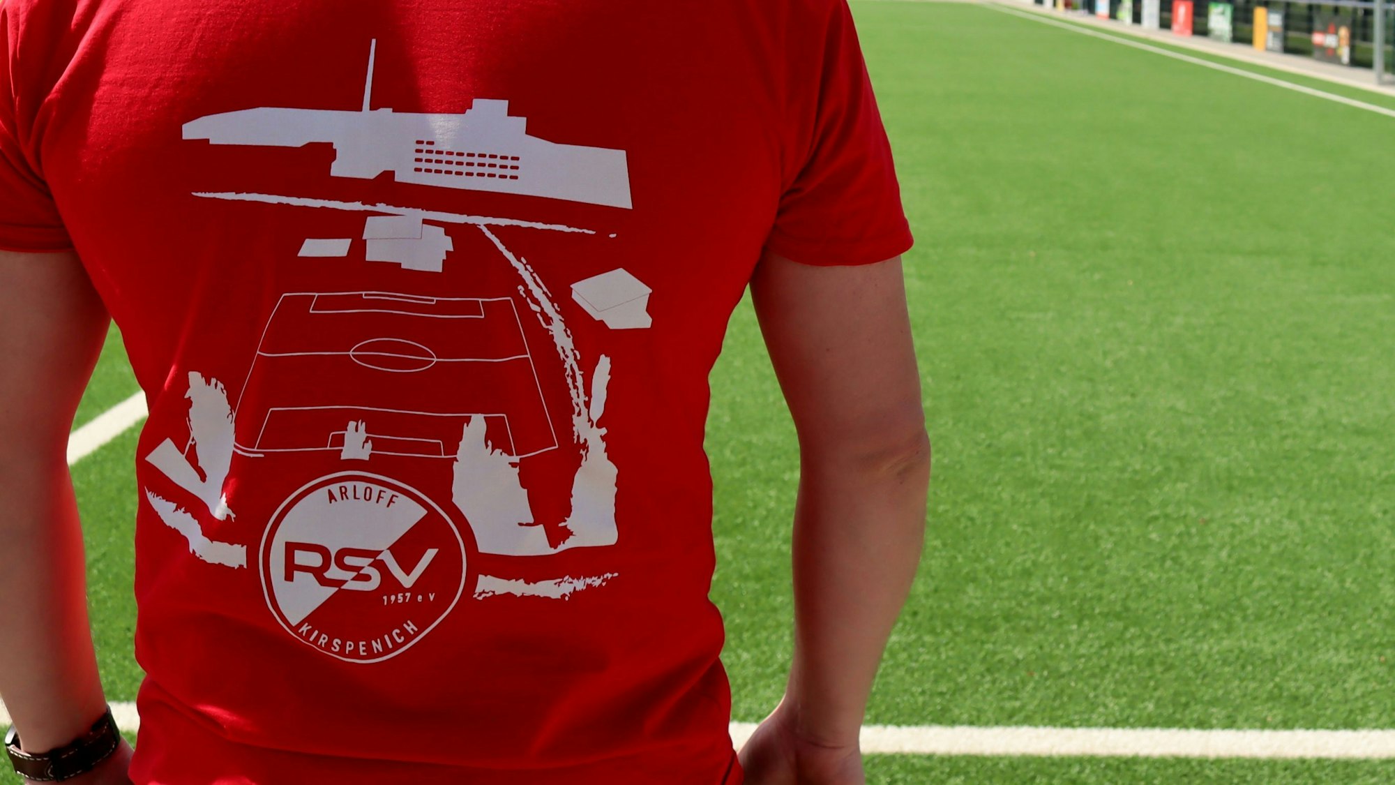 Tobias Nieswandt, Vorsitzender des 1.Advents-Club Arloff-Kirspenich, trägt das Shirt der RSV-Groundhoppers. Zu erkennen: die Silhouette der Thonwerke.