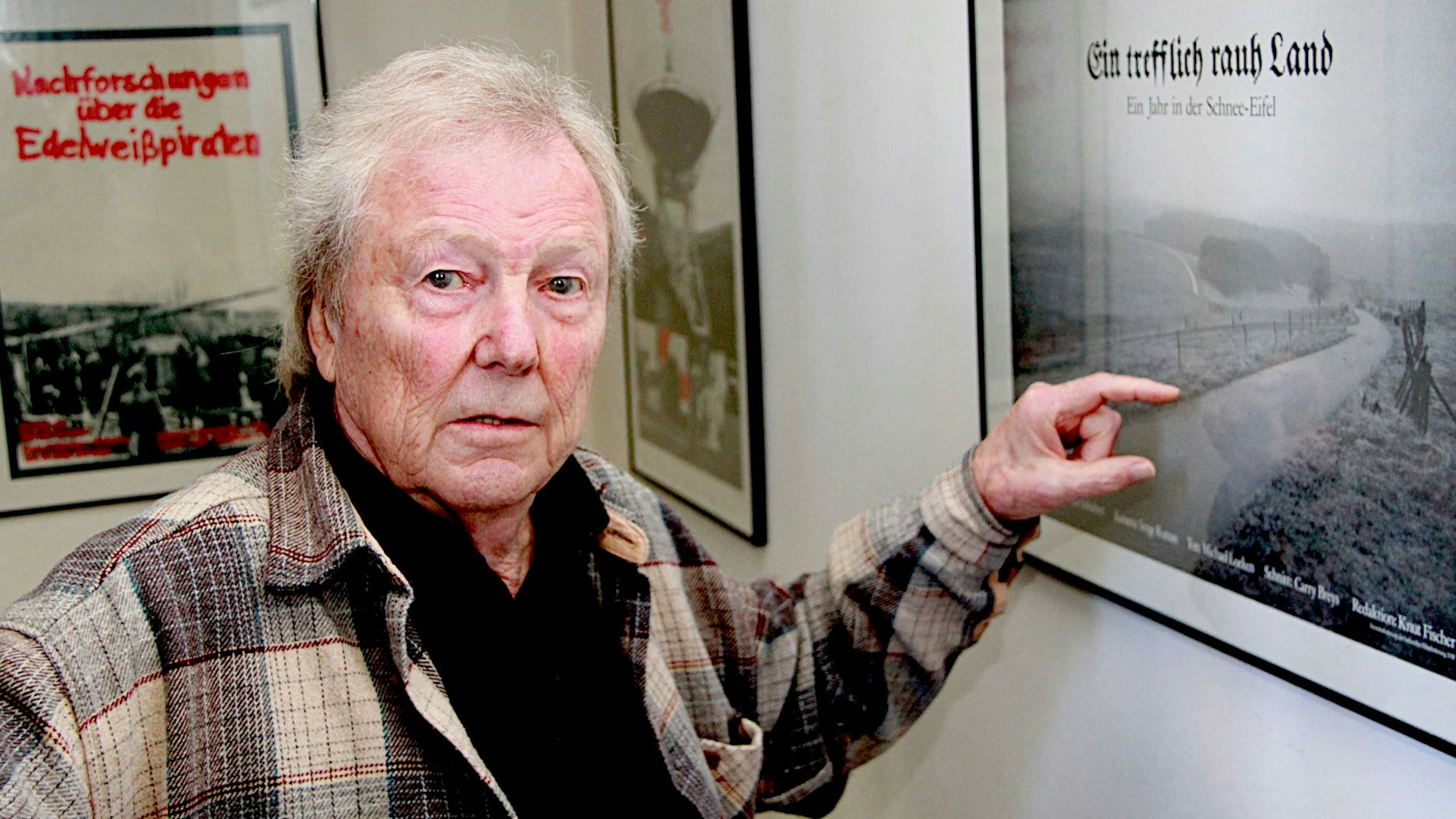 Der Filmemacher Dietrich Schubert zeigt auf das Plakat zu seinem Film „Ein trefflich rauh Land“, der 1987 erschienen ist.