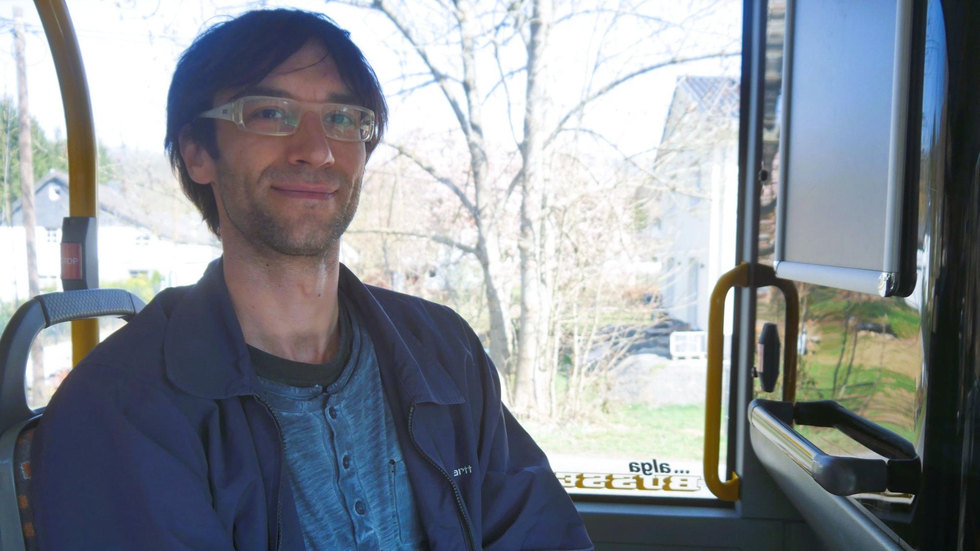 Windecker Linienbusnetz
Fahrgast Frederik Kreymborg liebt Busse und fährt regelmäßig