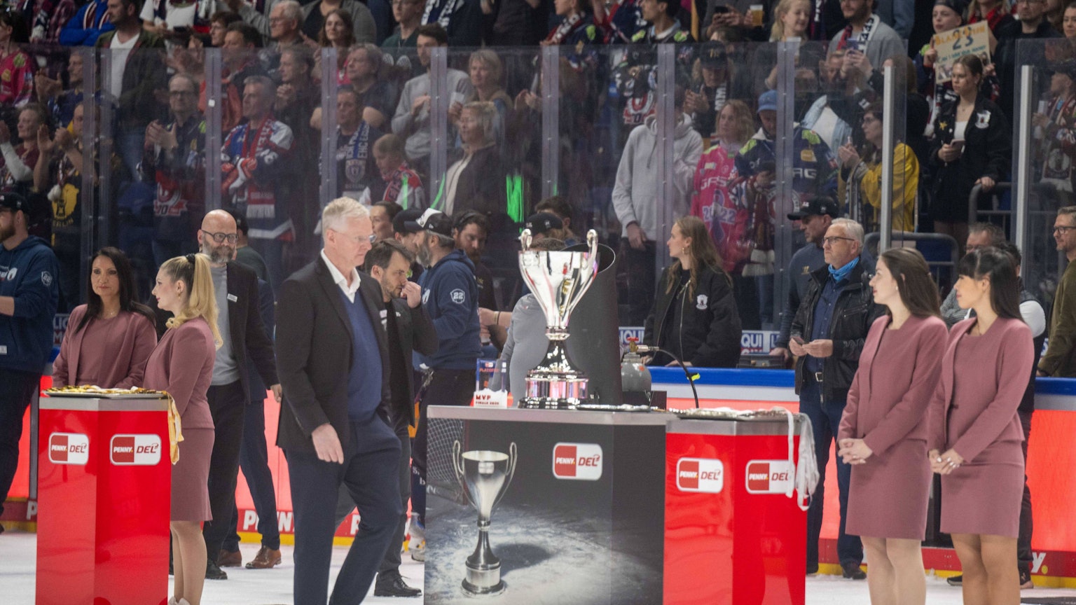 Haie-Trainer Kari Jalonen geht nach dem verlorenen DEL-Finale am Pokal vorbei.