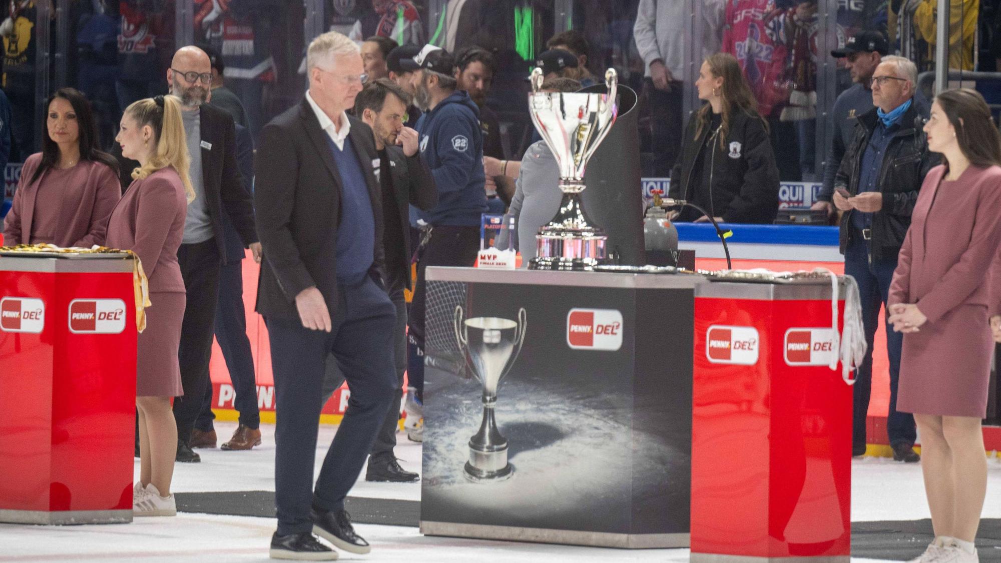 Haie-Trainer Kari Jalonen geht nach dem verlorenen DEL-Finale am Pokal vorbei.