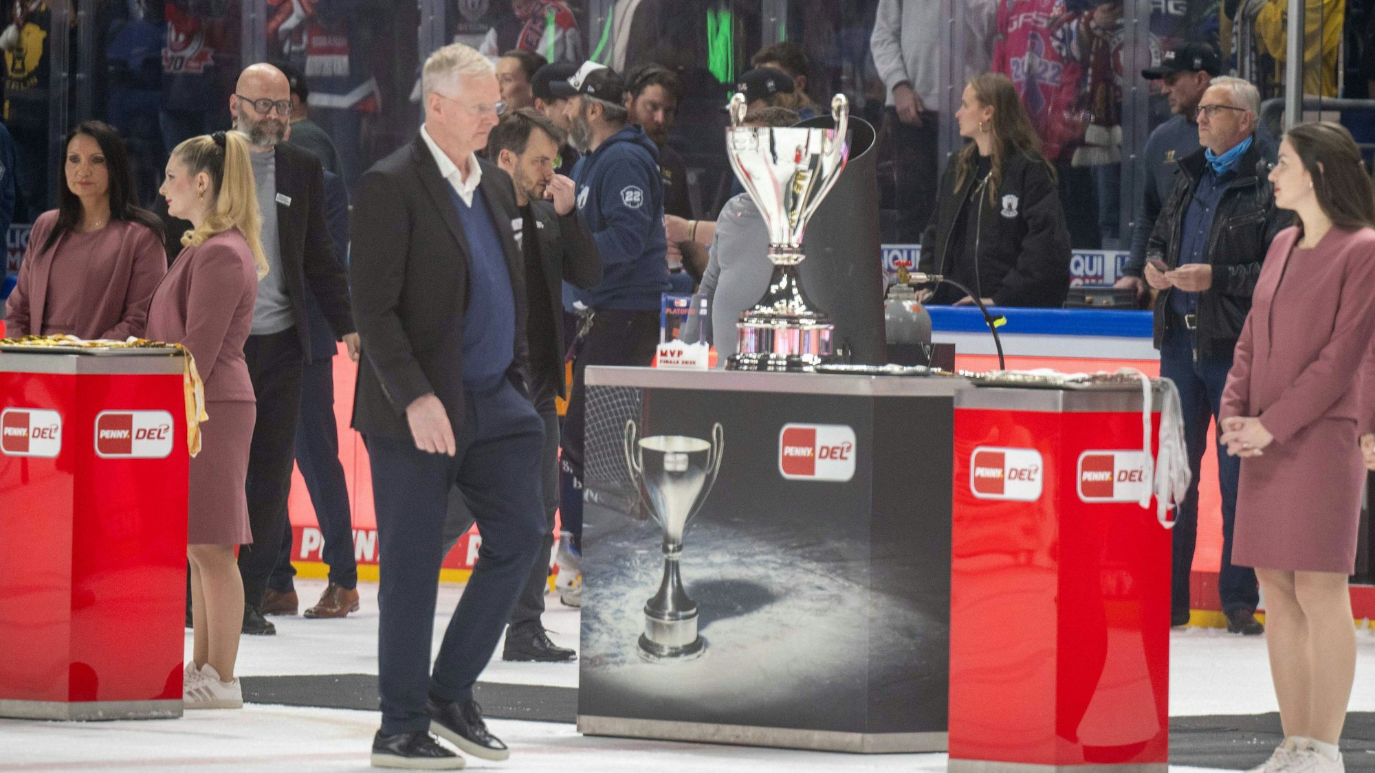 Haie-Trainer Kari Jalonen geht nach dem verlorenen DEL-Finale am Pokal vorbei.
