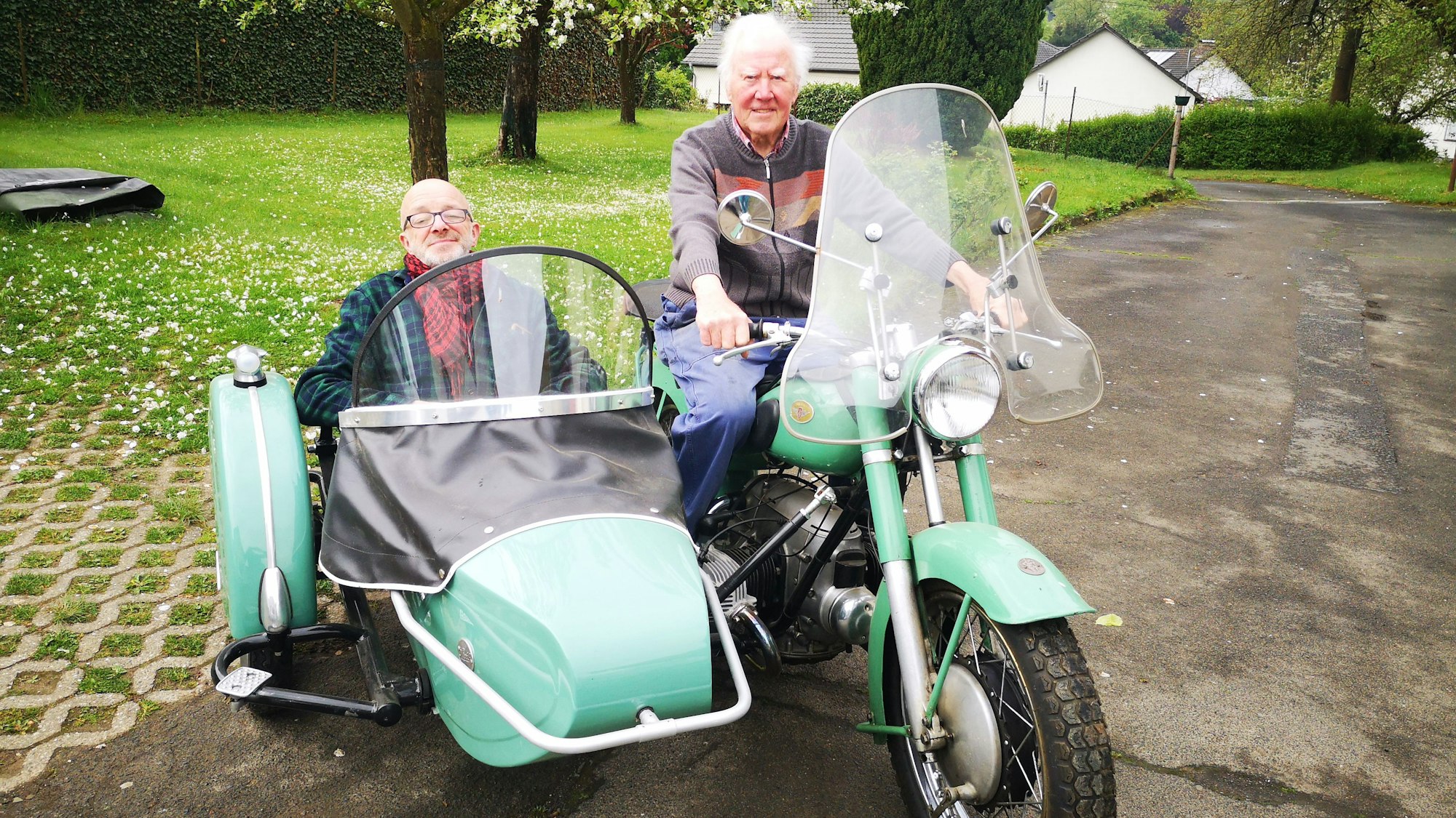 Philipp Stöcker (rechts) und sein Freund Ralf Schmidt auf seiner Zündapp.