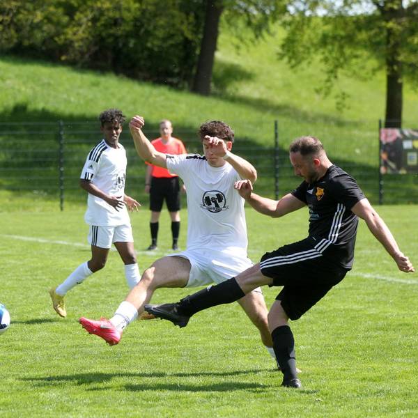 Ein Spieler der SG Ülpenich/Nemmenich/Elsig kommt zu spät und kann den Schuss des Firmenicher Spielers nicht mehr blocken.