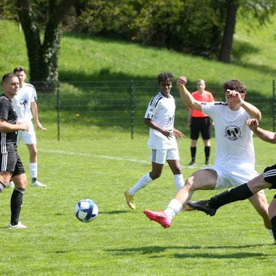 Ein Spieler der SG Ülpenich/Nemmenich/Elsig kommt zu spät und kann den Schuss des Firmenicher Spielers nicht mehr blocken.