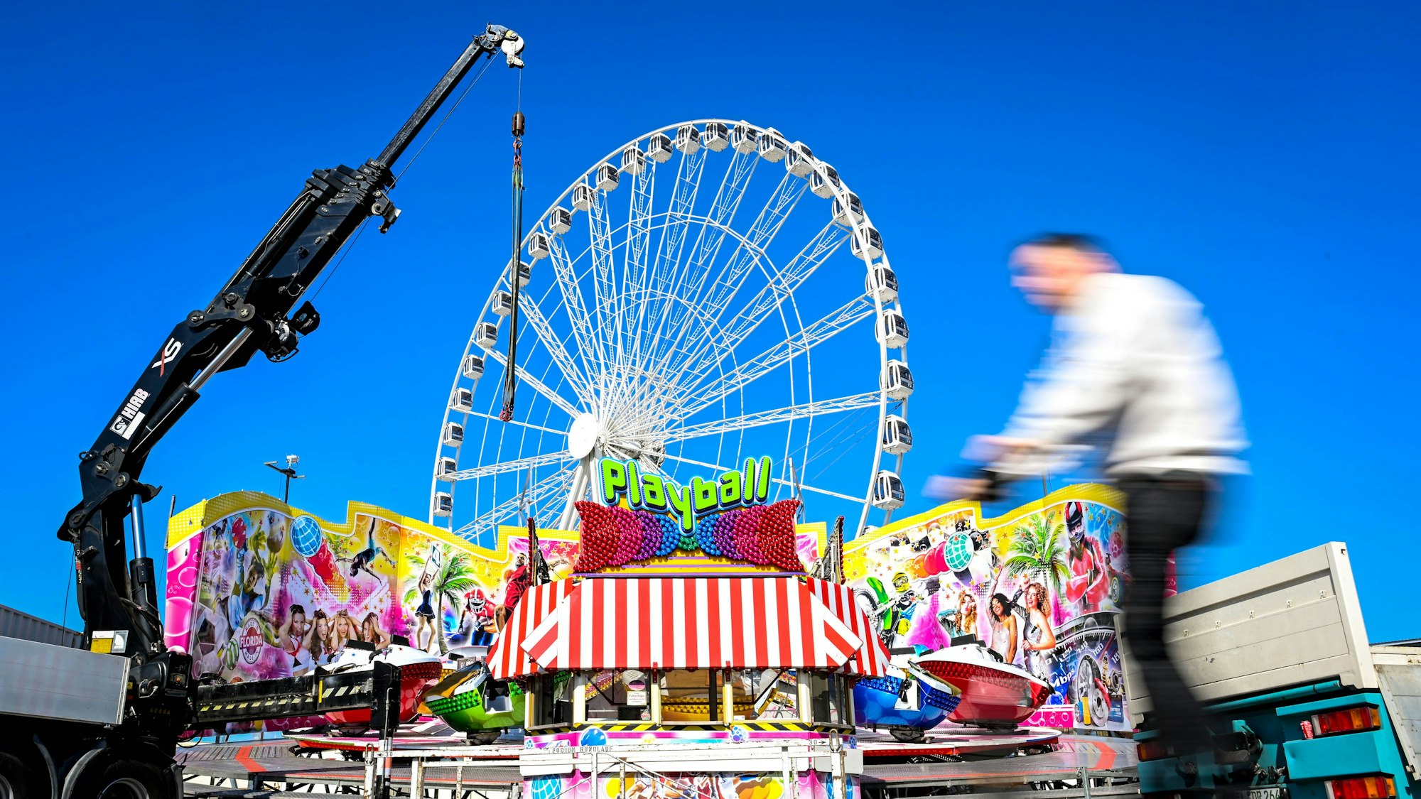 ARCHIV - 08.04.2025, Bremen: Die Osterwiese auf der Bürgerweide vor den Messehallen (zu dpa: «Mann stirbt bei Abbau von Riesenrad in Bremen») Foto: Sina Schuldt/dpa +++ dpa-Bildfunk +++