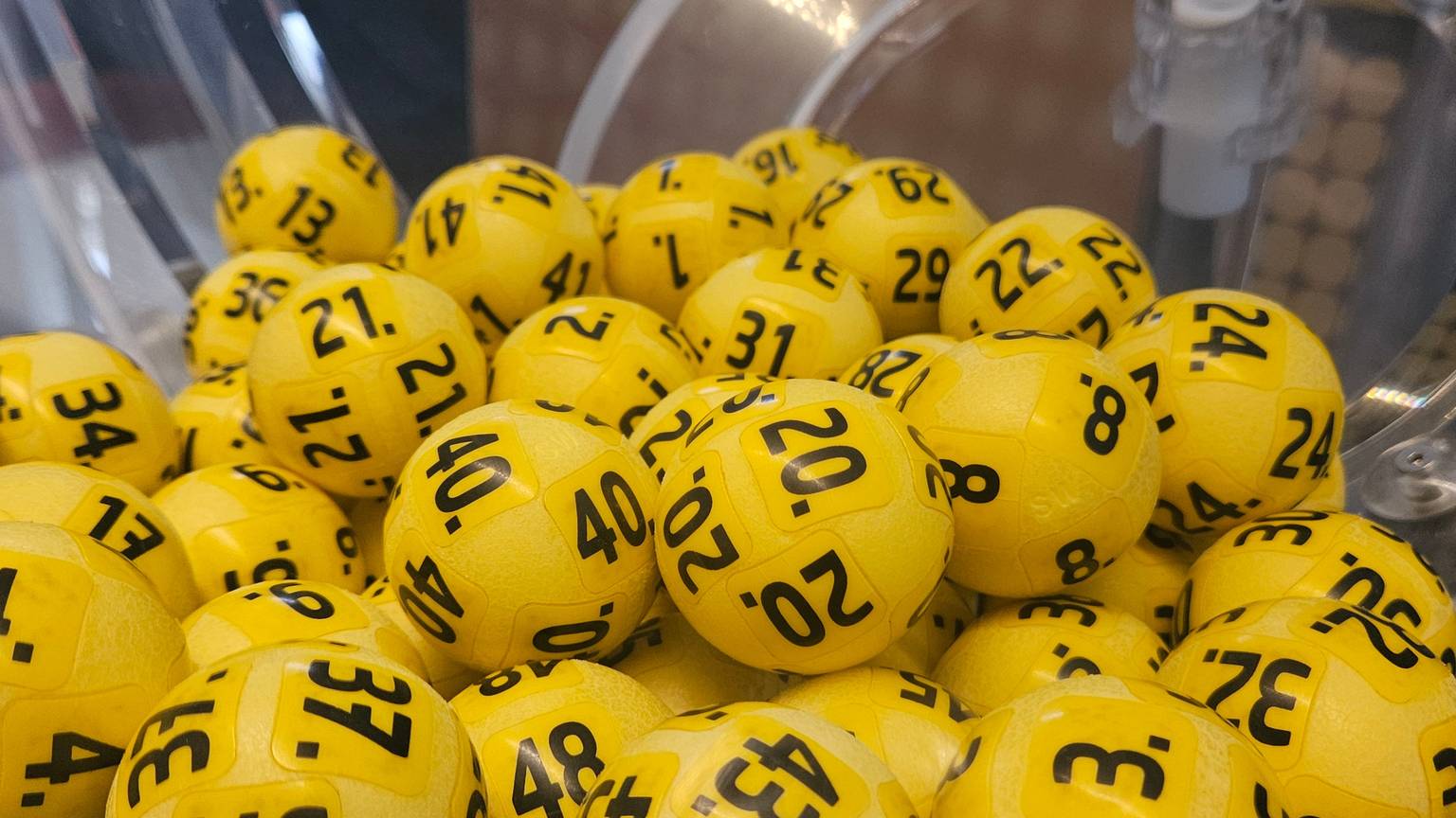 Der Eurojackpot steigt und steigt. Bei der Ziehung am kommenden Dienstag (29. April) warten rund 98 Millionen Euro im Jackpot. Spielbar in allen WestLotto-Annahmestellen, in der WestLotto-App und online unter www.westlotto.de.