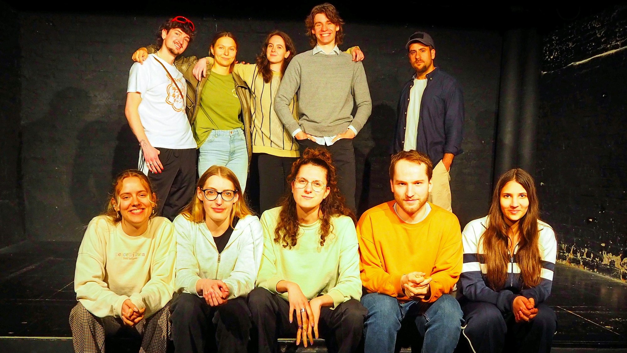 Die Teilnehmer der Regieklasse (vorne: Carina Jungbluth, Inga Käfer, Jamie Ailan, Paul Körber und Sina Noémi Erkis) bringen zusammen mit Amateurdarstellern (hinten: Louis Reichel, Anja Schünemann, Swaantje Sophia Schneider, Leon Fabian Thieme und Marcello Bartolotta) ihr eigenes Stück auf die Bühne.