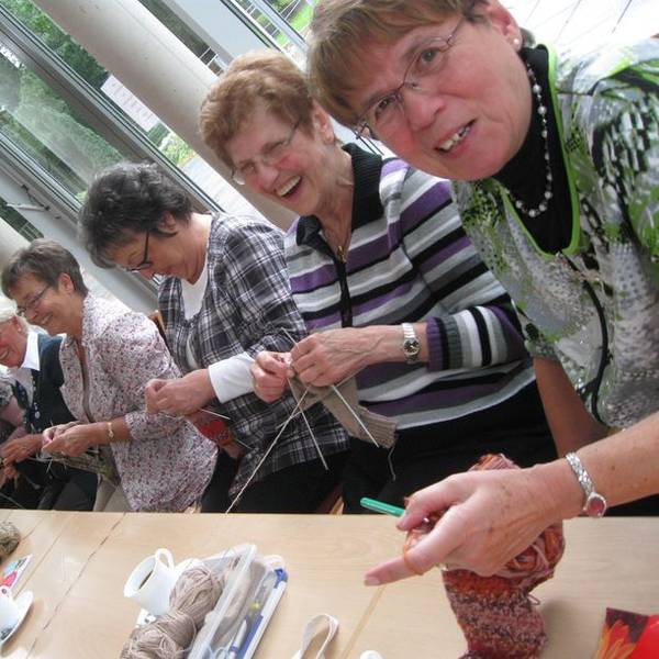 Seniorinnen und Senioren treffen sich zum gemeinsamen Handarbeiten in der Lohmarer Villa Friedlinde