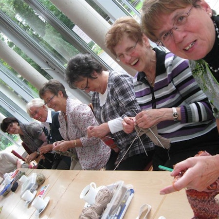 Seniorinnen und Senioren treffen sich zum gemeinsamen Handarbeiten in der Lohmarer Villa Friedlinde