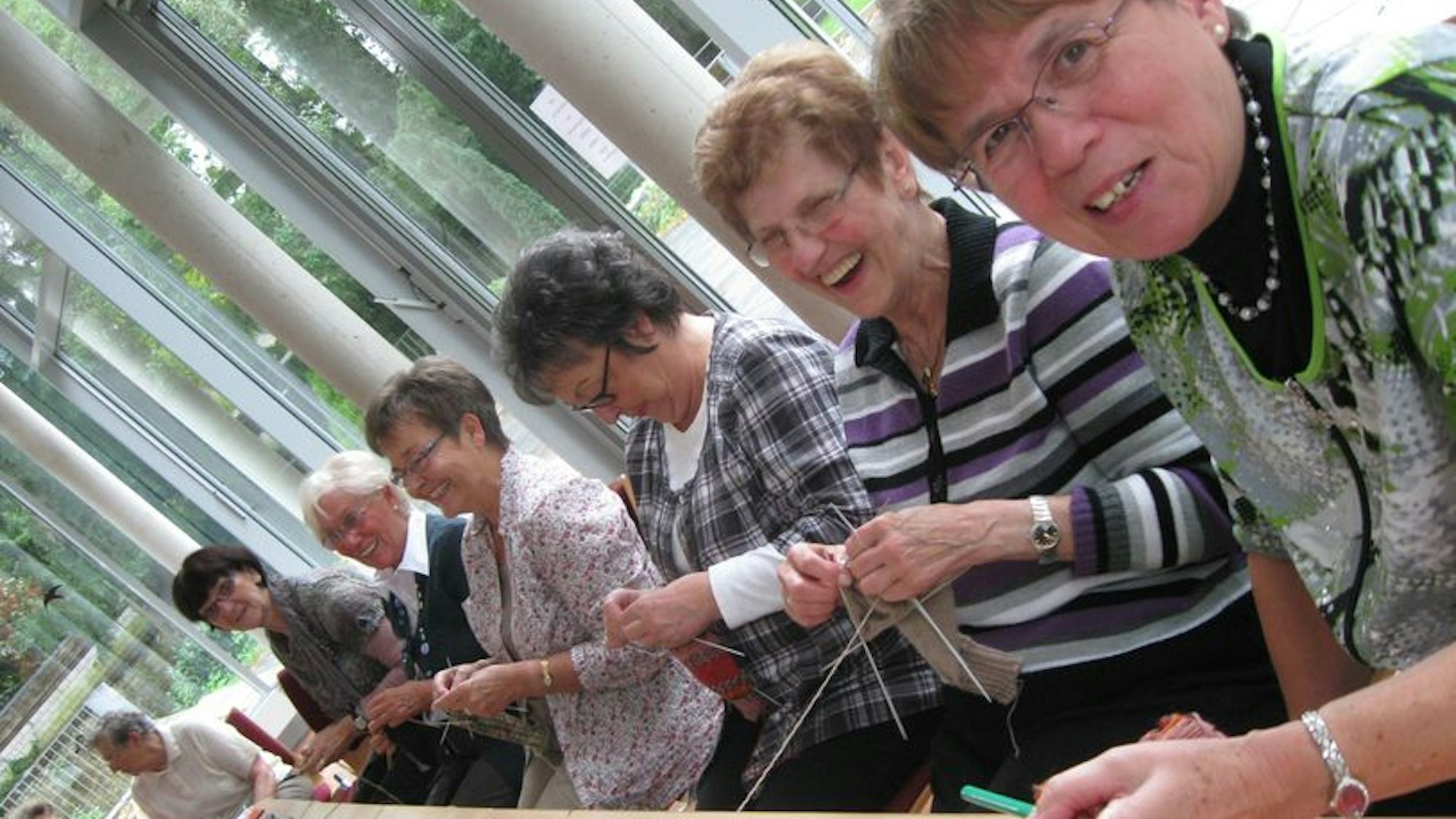 Seniorinnen und Senioren treffen sich zum gemeinsamen Handarbeiten in der Lohmarer Villa Friedlinde