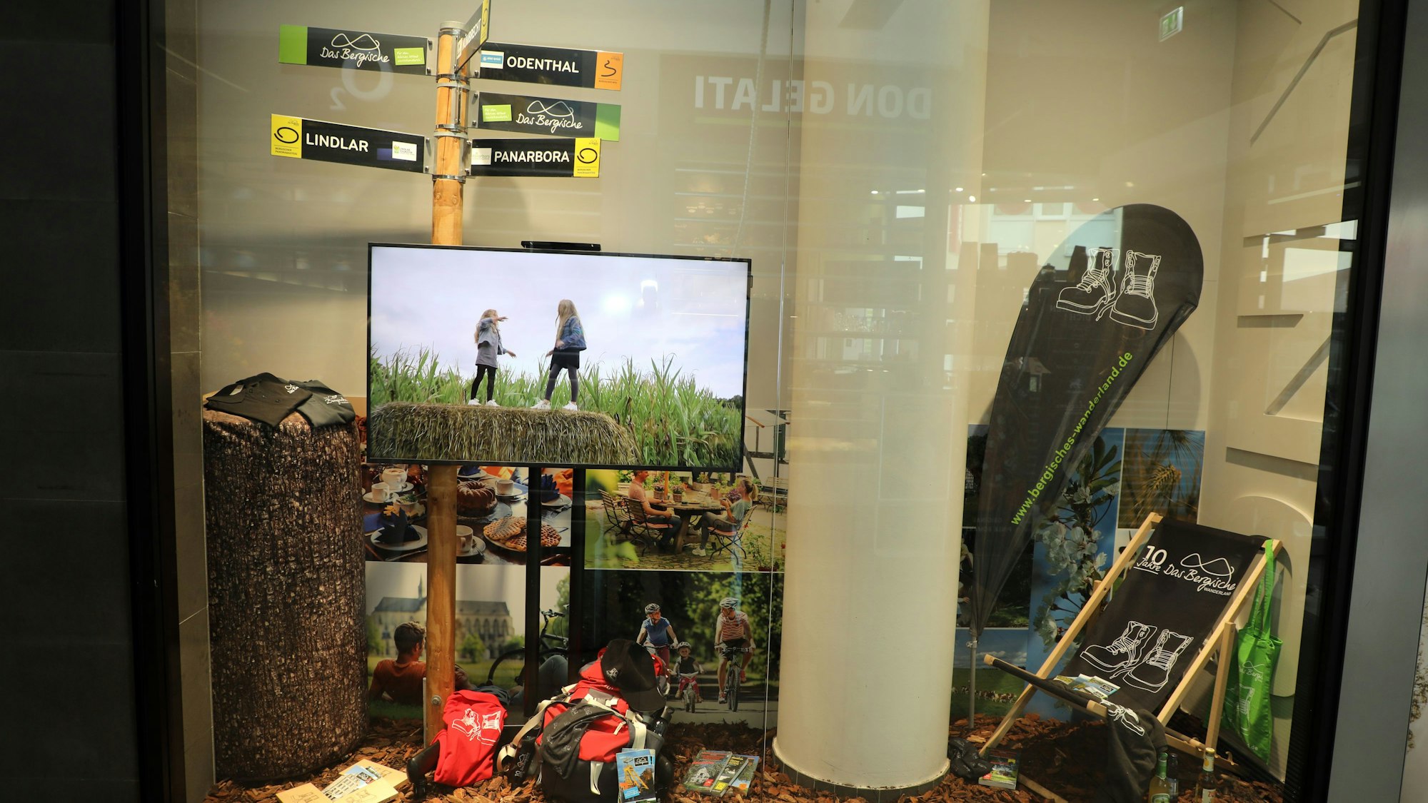 Schaufenster in der Rhein-Berg-Galerie in Bergisch Gladbach, von der Tourismusgesellschaft „Das Bergische“ gestaltet.