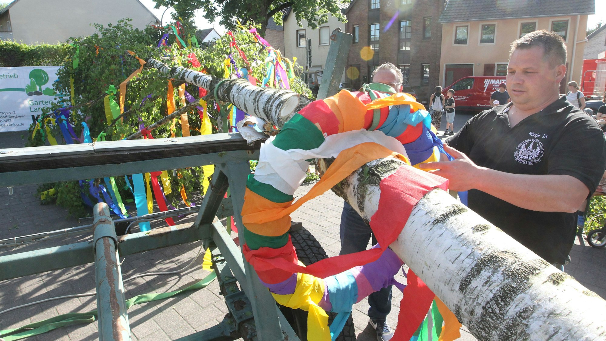 Bunt geschmückt ist die Birke und auch der Kranz darf nicht fehlen.