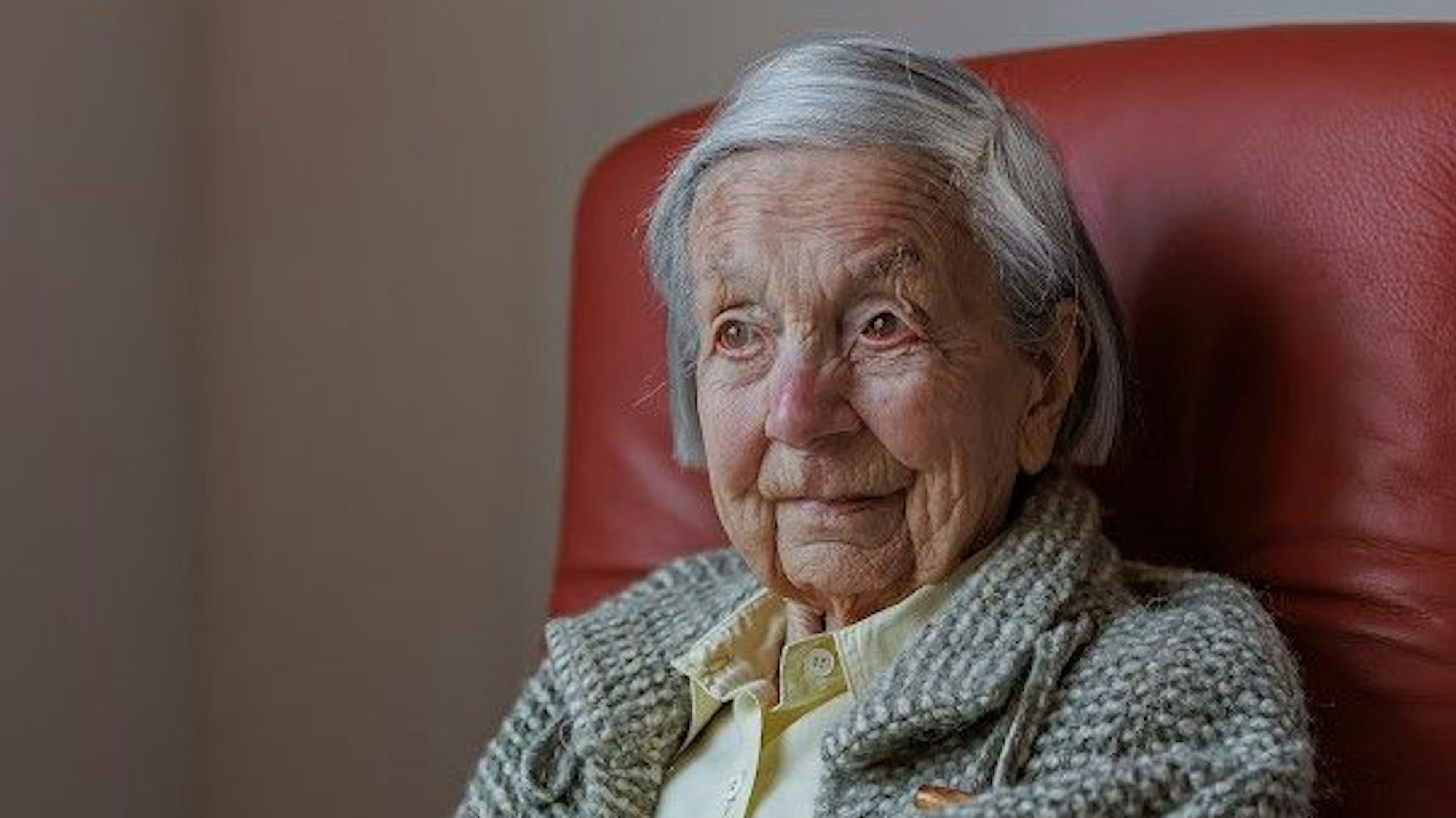 Eva Doering ist im Alter von 107 Jahren gestorben. Auf dem Foto von 2017 zeigt sie ein Album mit Fotos ihres Vaters Erich Ponto.