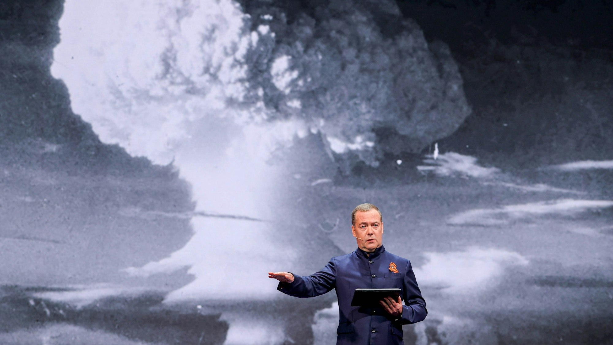 Ex-Kremlchef Dmitri Medwedew posiert vor einem Atompilz. Der für seine Schimpftiraden bekannte jetzige Sicherheitsratsvize hat dem Westen erneut mit Krieg gedroht. (Archivbild)