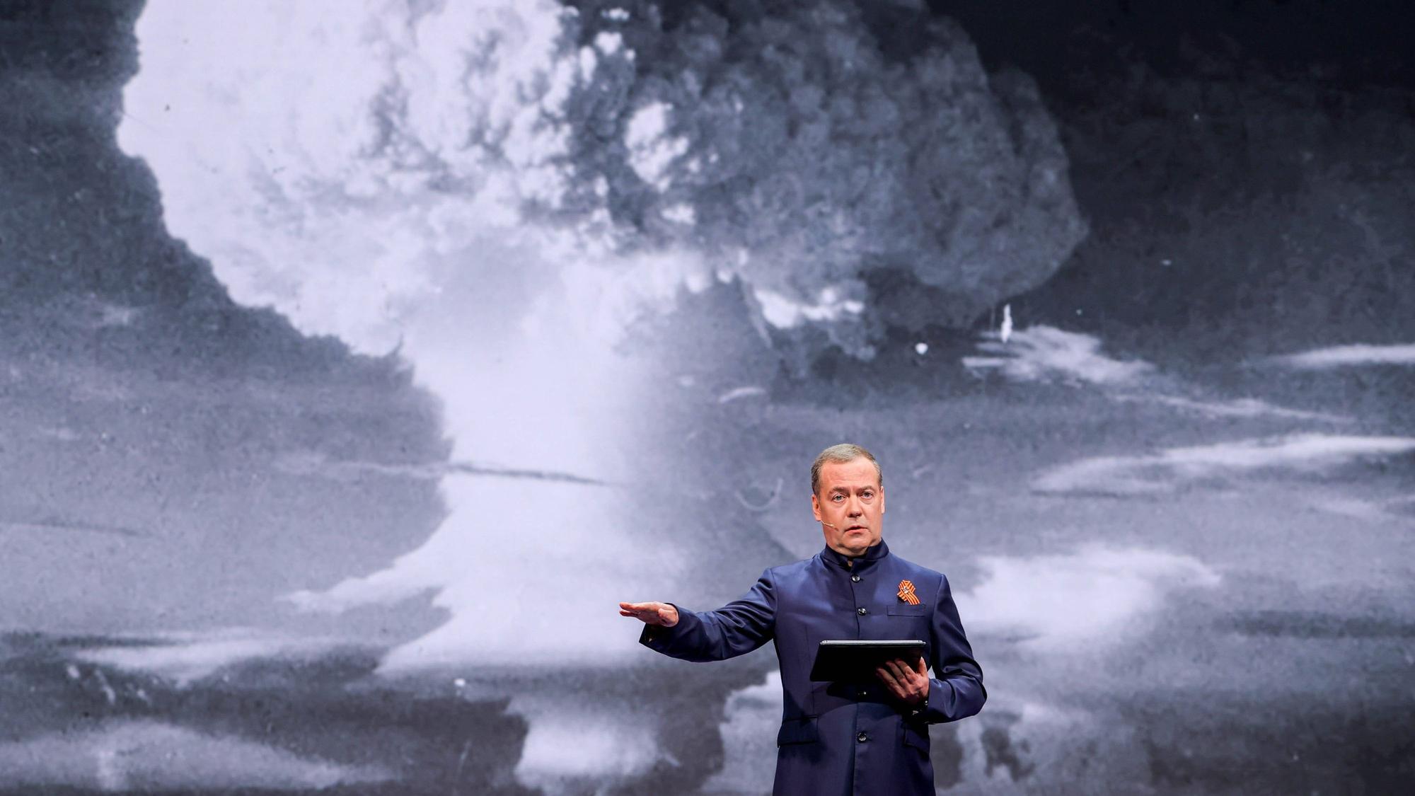 Dmitri Medwedew hält eine Rede vor der Abbildung eines Atompilzes. (Archivbild)
