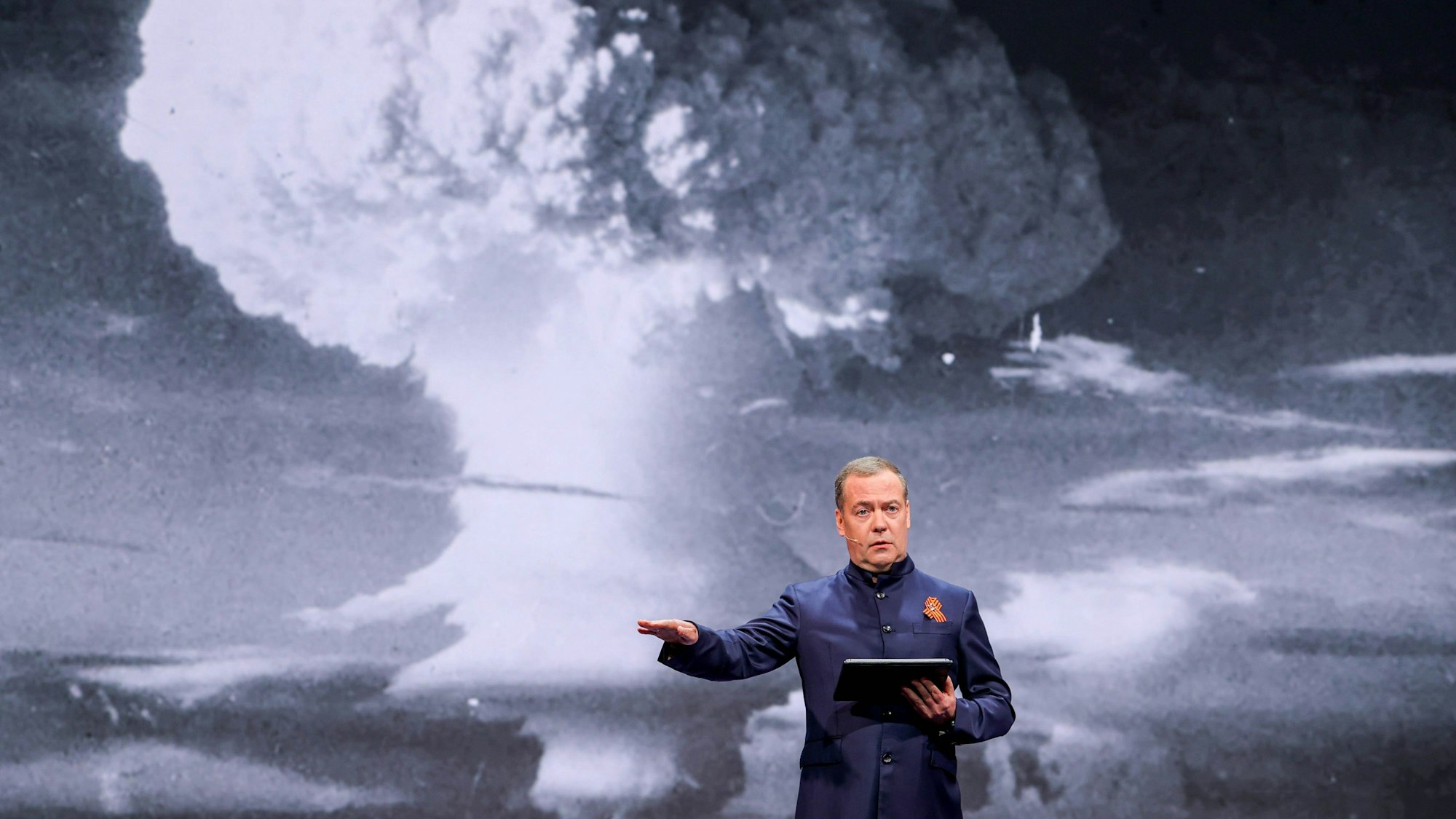 Dmitri Medwedew hält eine Rede vor der Abbildung eines Atompilzes. (Archivbild)