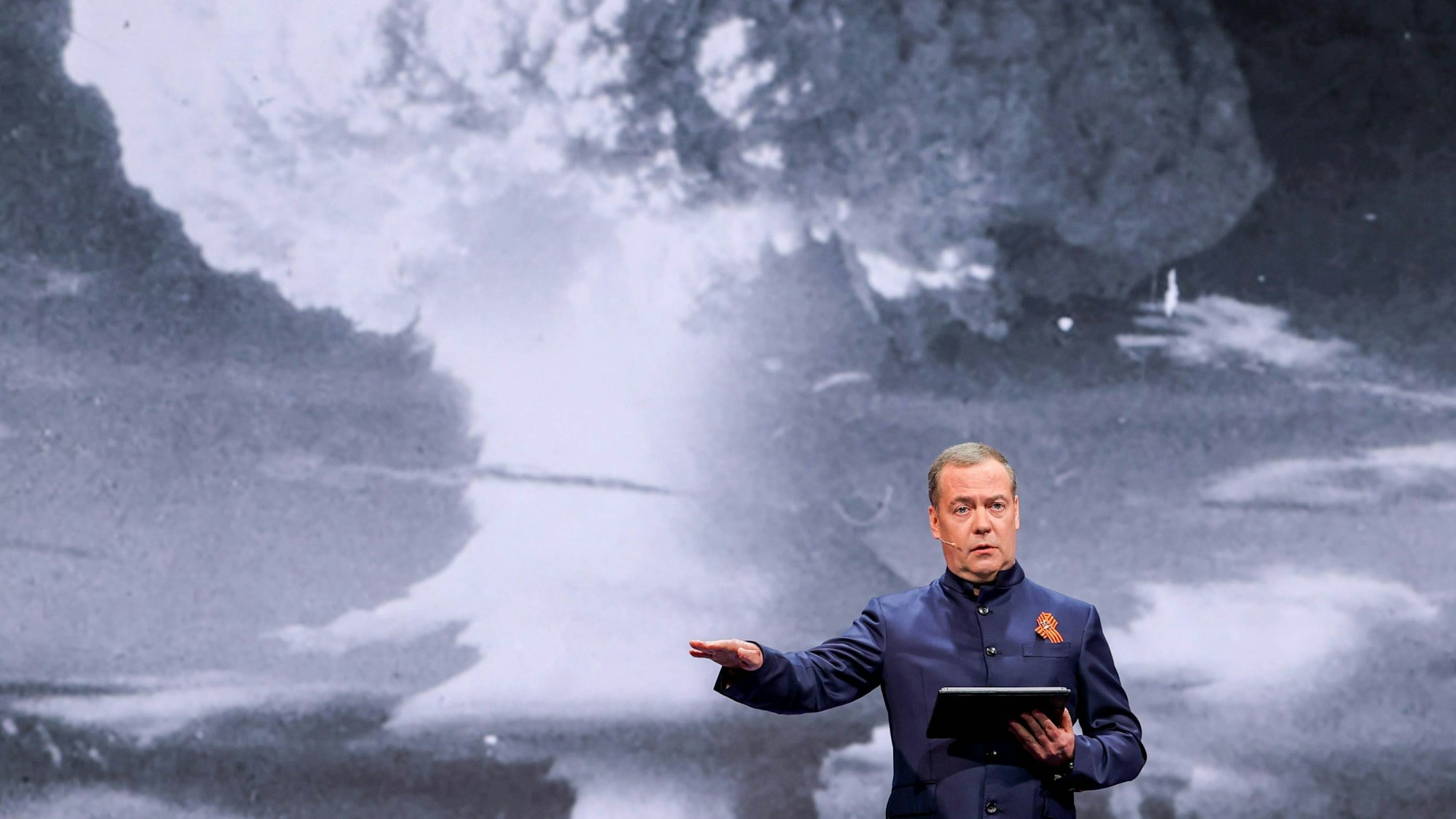 Russlands Ex-Präsident Dmitri Medwedew posiert bei einem Vortrag vor einem Atompilz. Der Vertraute von Kremlchef Wladimir Putin schlägt seit Kriegsbeginn immer wieder schrille Töne an. (Archivbild)