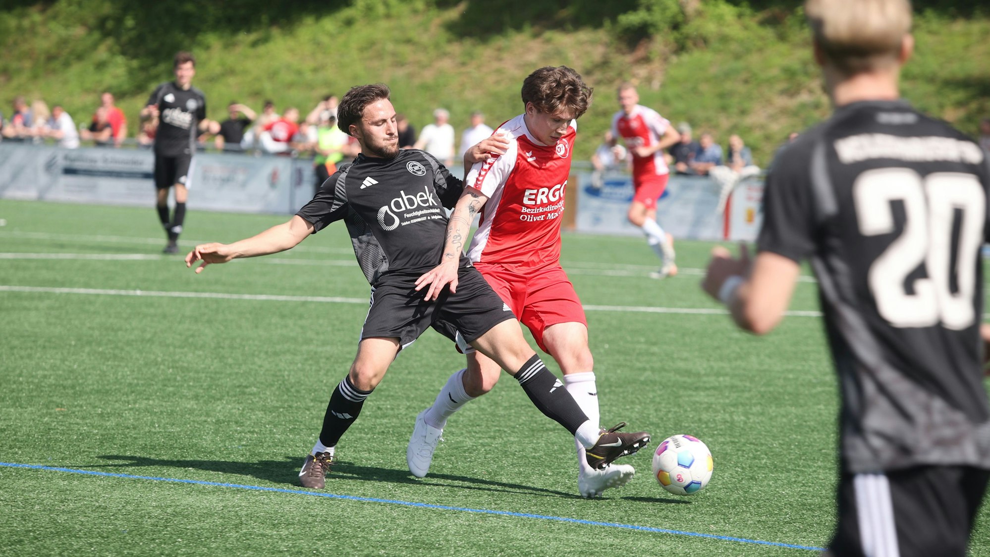 Ein Heiligenhauser und ein Wipperfürther Fußballer kämpfen um den Ball.