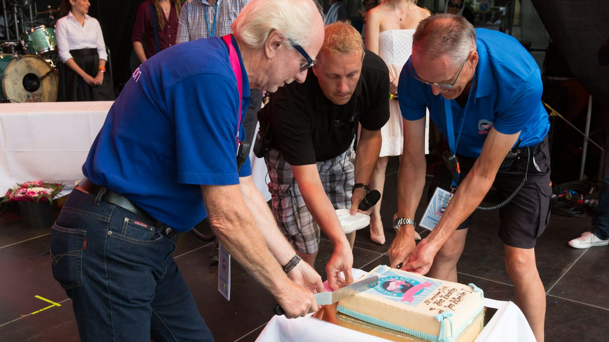 Jubiläumskuchen nach zehn Jahren mit Heinz Haubrichs und Jens Hoffmeister.