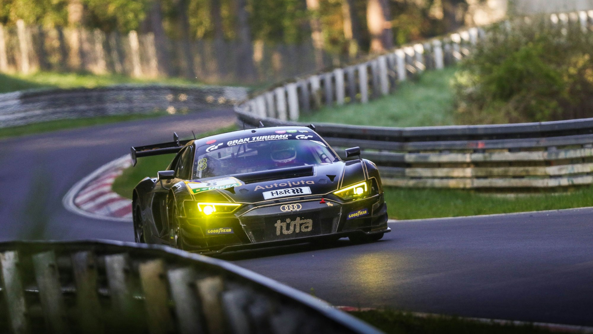 Der Audi von Frank Stippler unterwegs auf dem Nürburgring.