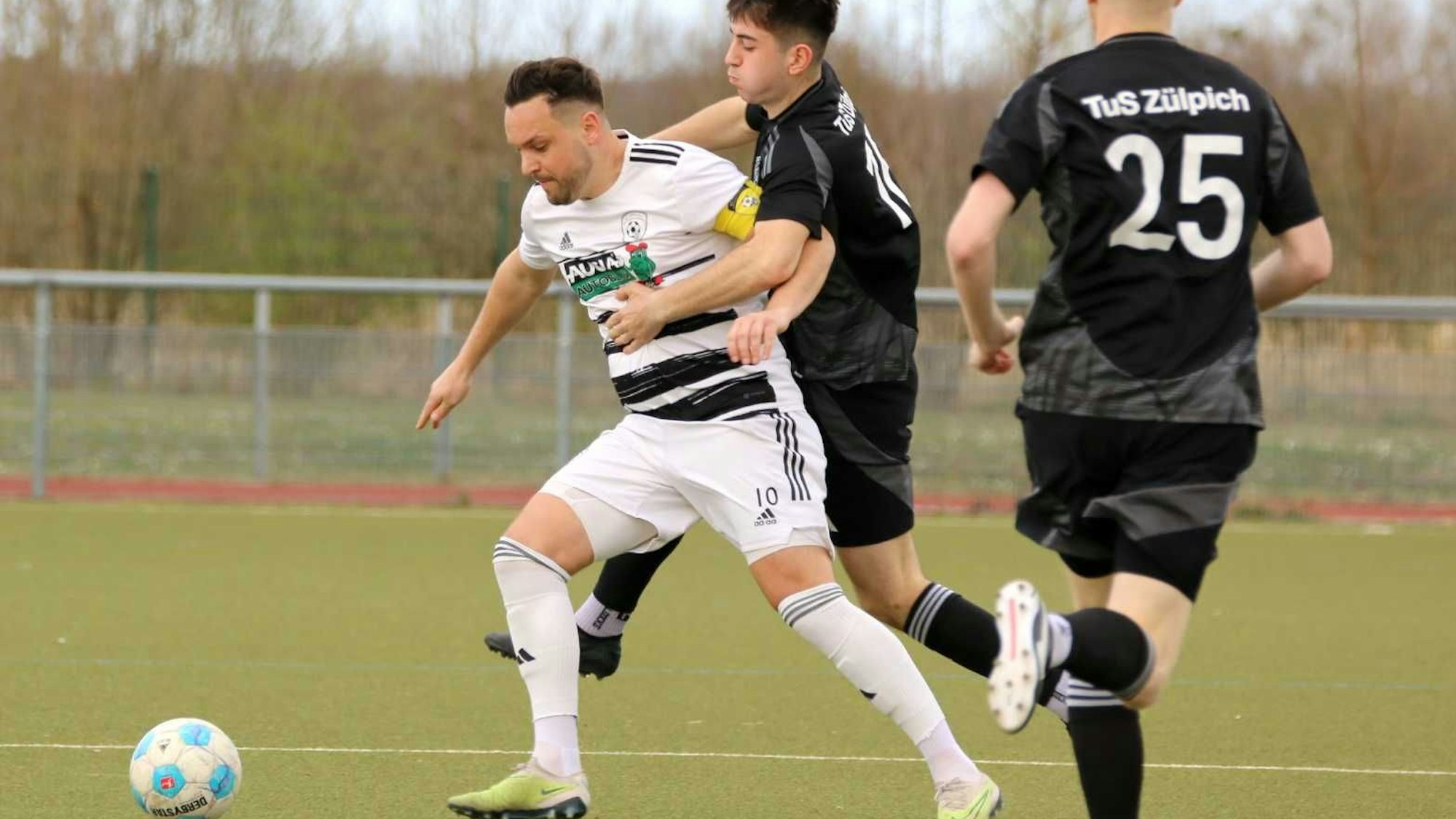 Pascal Schiffer wird im Spiel gegen Zülpich von hinten von Johannes Püllen attackiert.