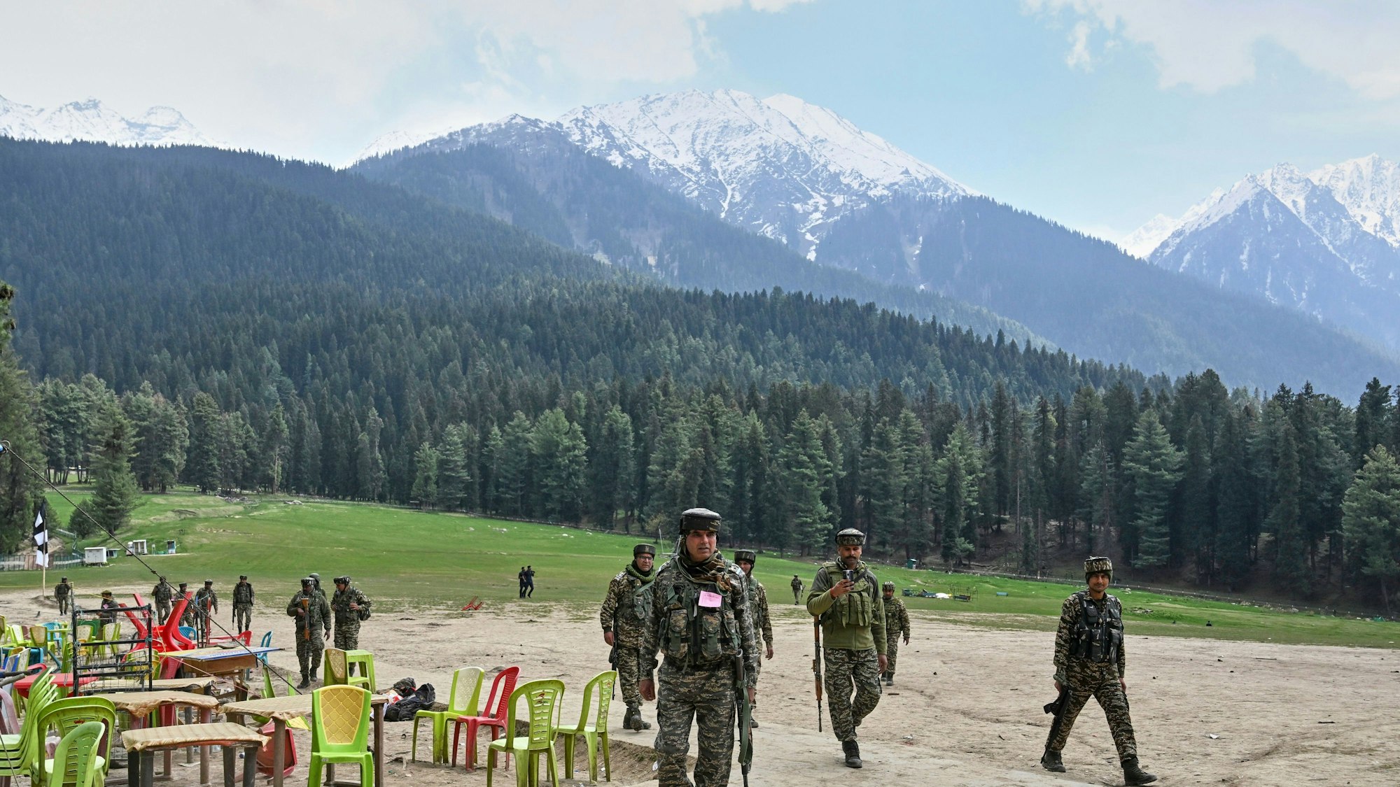 Indische Sicherheitskräfte inspizieren den Ort eines militanten Angriffs auf Touristen in Pahalgam im indisch kontrollierten Kaschmir.