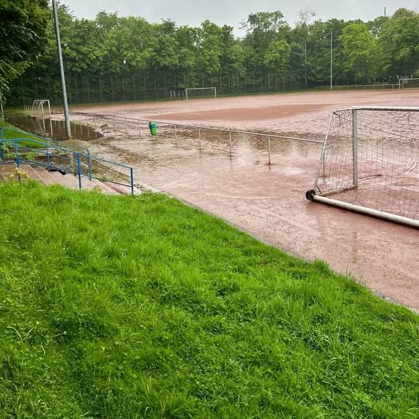 Bei Regen verwandelt sich der Platz in eine Schlammlandschaft.