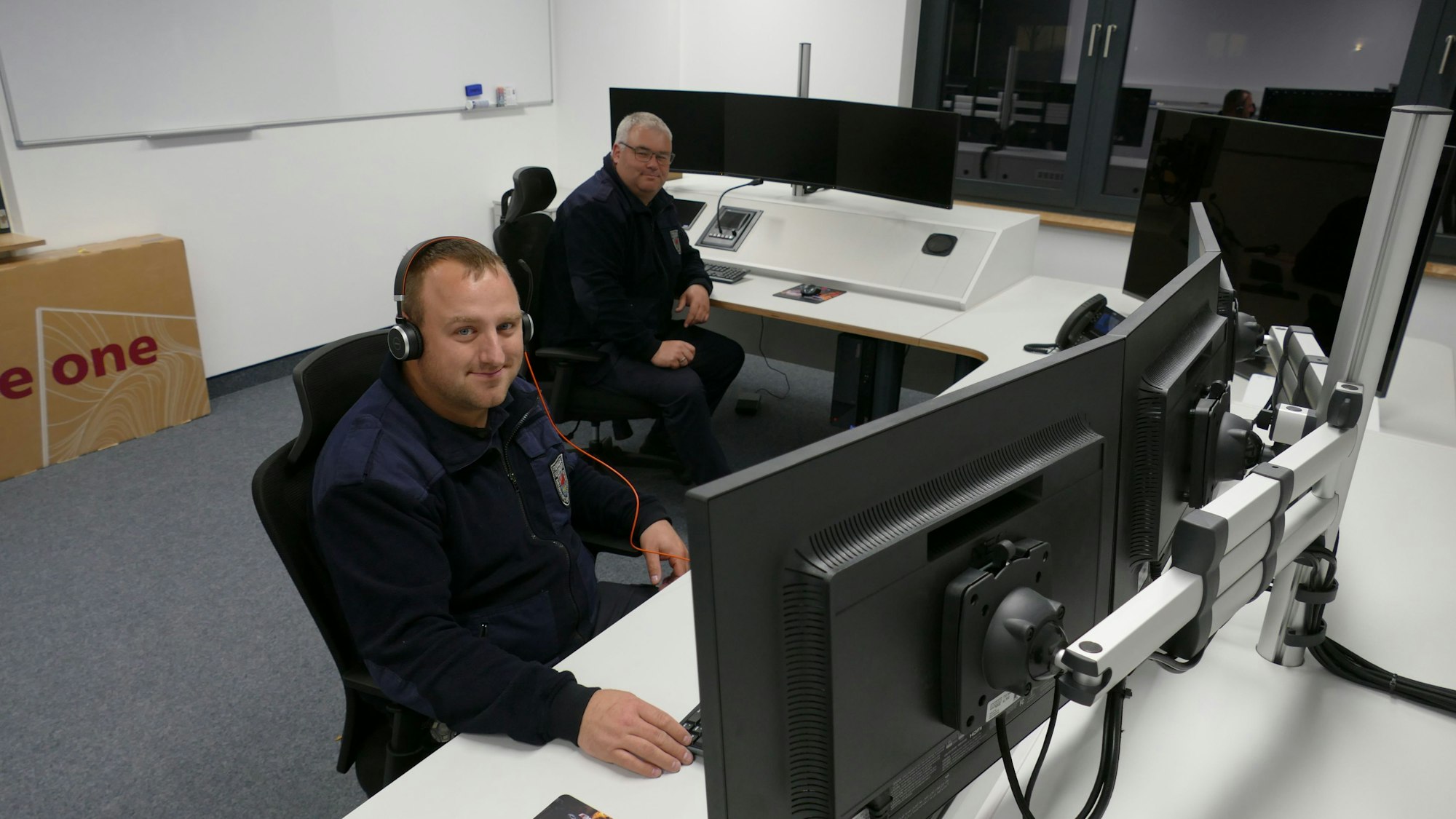 Meikel Kempfenheuer (l.) und Roland Küpper vom Löschzug Neunkirchen in der neuen Einsatzzentrale der Feuerwehr. Bei Unterwetterlagen sollen die Einsätze von hier aus koordiniert werden.