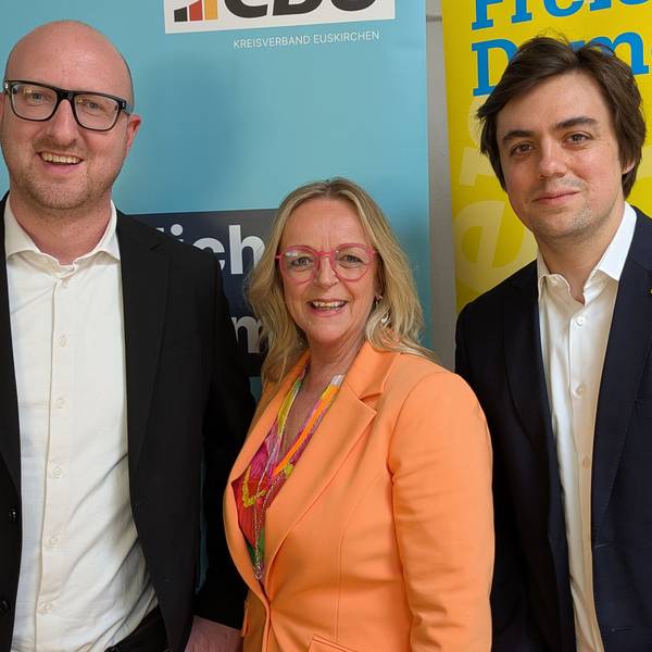 Ingo Pfennings und Frederik Schorn haben Sabine Preiser-Marian für das Foto in die Mitte genommen.