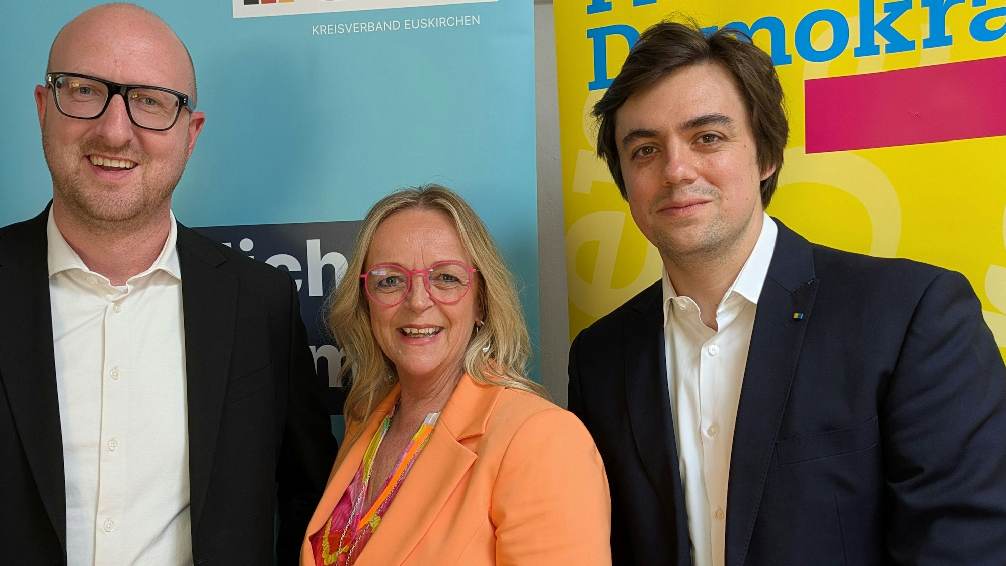 Ingo Pfennings und Frederik Schorn haben Sabine Preiser-Marian für das Foto in die Mitte genommen.