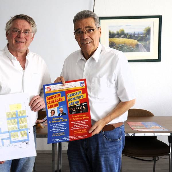Zwei Männer halten ein Plakat und einen Plan.