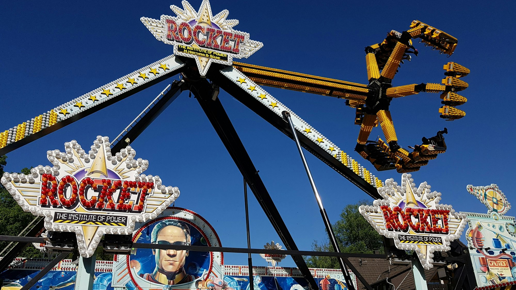 Ein Fahrgeschäft auf einer Kirmes.