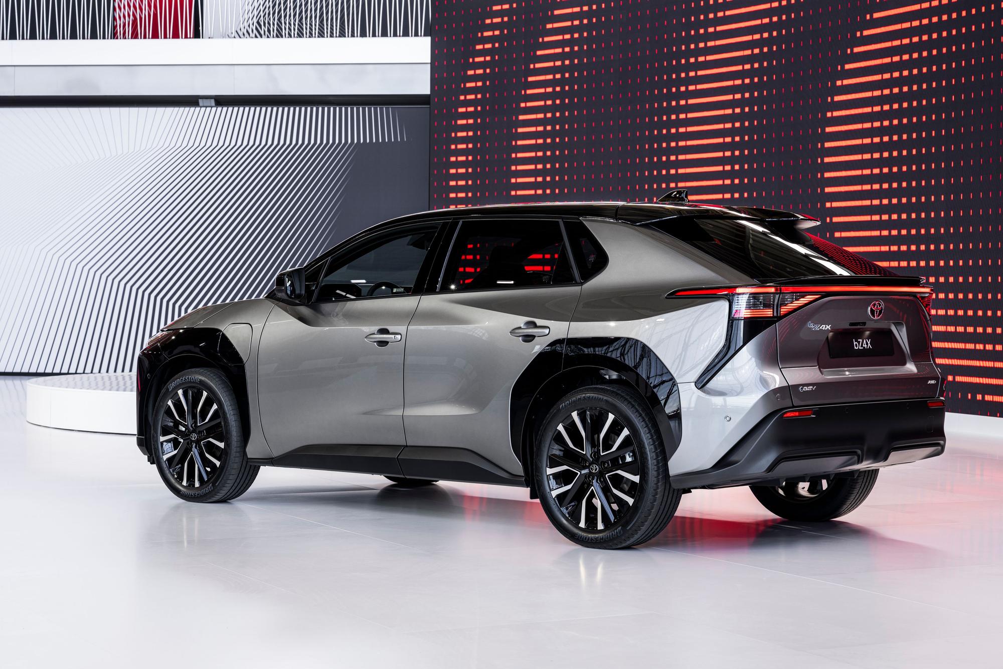 Der neue Toyota bZ4X von hinten
