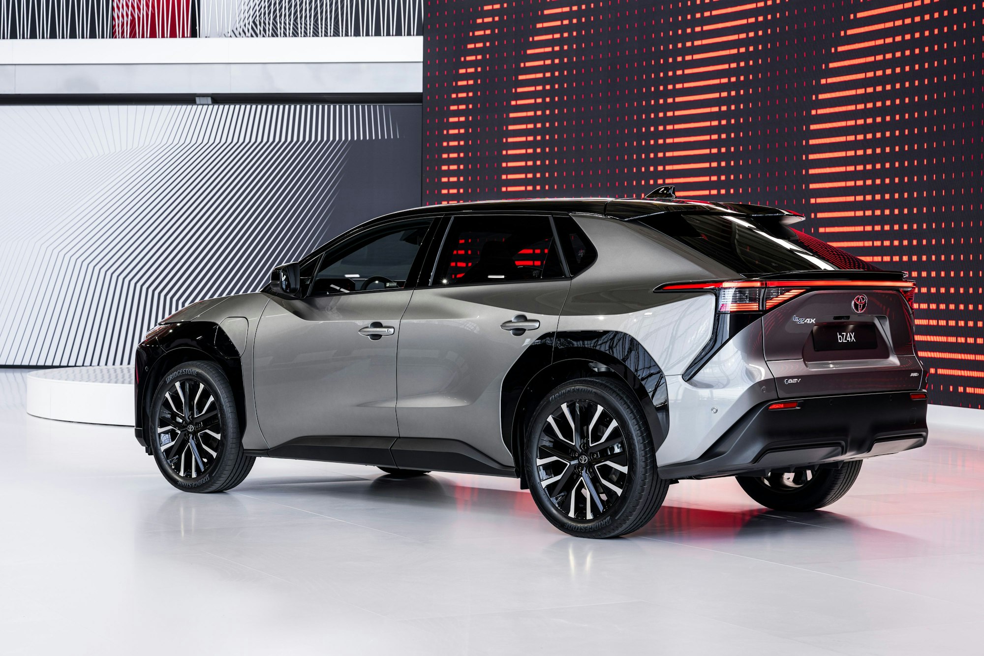 Der neue Toyota bZ4X von hinten