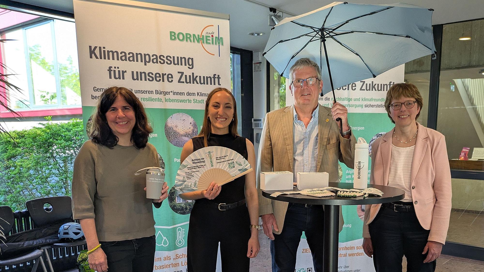 In der Bürgerhalle des Rathauses eröffneten (v.l.) Gabriele Jahn, Lena Sauer, Christoph Becker und Annemarie Schwartmanns die Ausstellung „Mehr Mut zur Nachhaltigkeit“.
