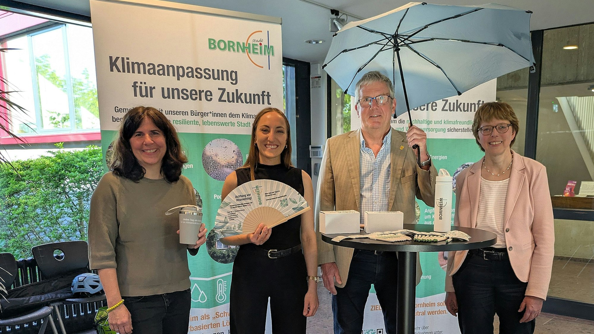 In der Bürgerhalle des Rathauses eröffneten (v.l.) Gabriele Jahn, Lena Sauer, Christoph Becker und Annemarie Schwartmanns die Ausstellung „Mehr Mut zur Nachhaltigkeit“.