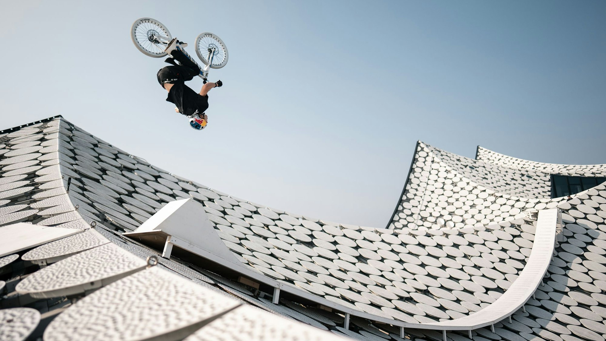Fabio Wibmer beim Sprung über die Hamburger Elbphilharmonie.