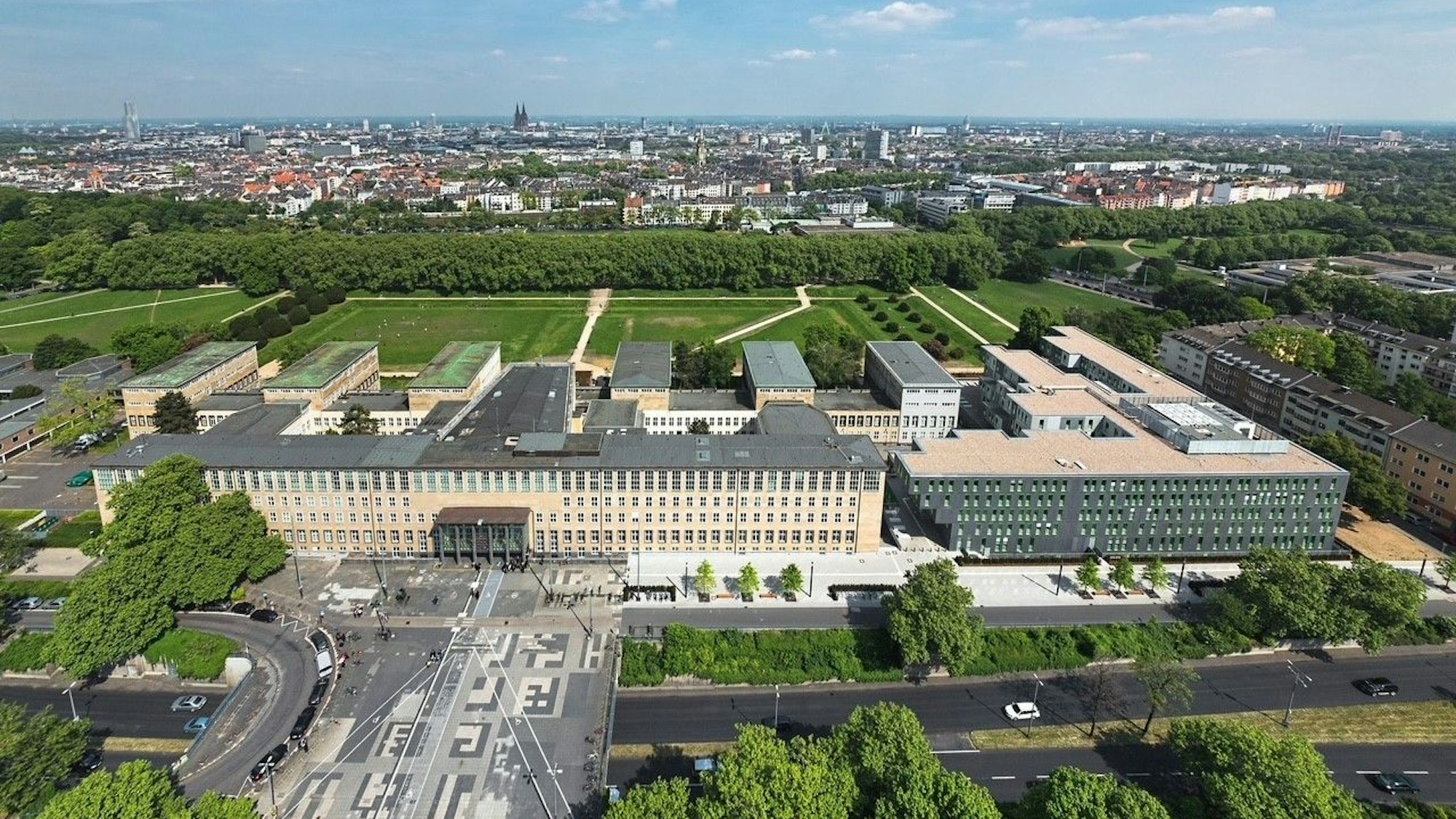 Luftaufnahme des Hauptgebäudes der Kölner Uni.