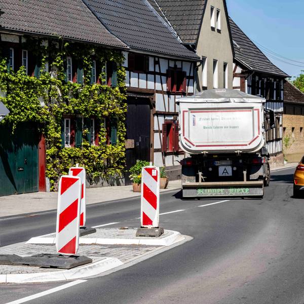Das Bild zeigt einen Lkw, der sich seinen Weg durch Müggenhausen bahnt.