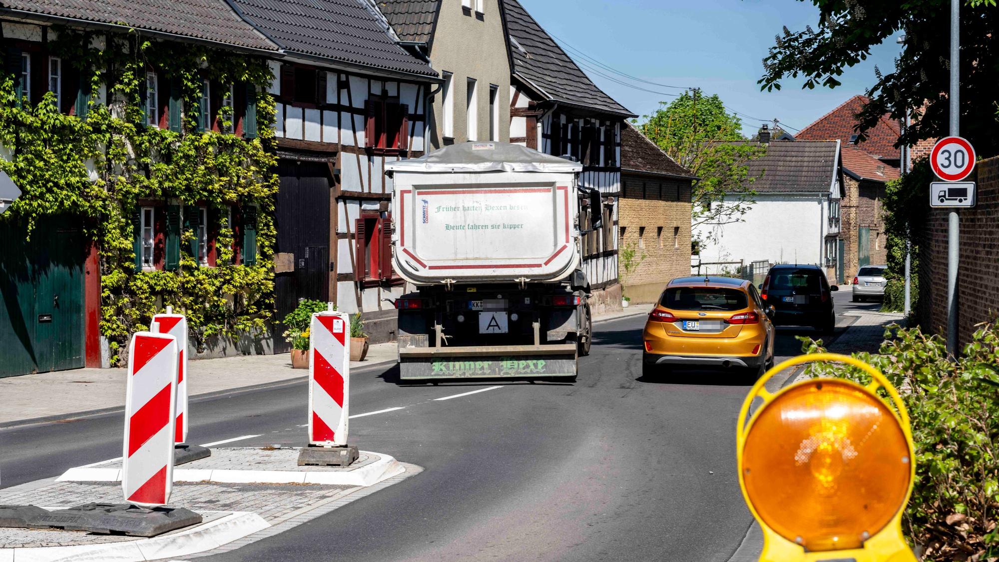 Das Bild zeigt einen Lkw, der sich seinen Weg durch Müggenhausen bahnt.