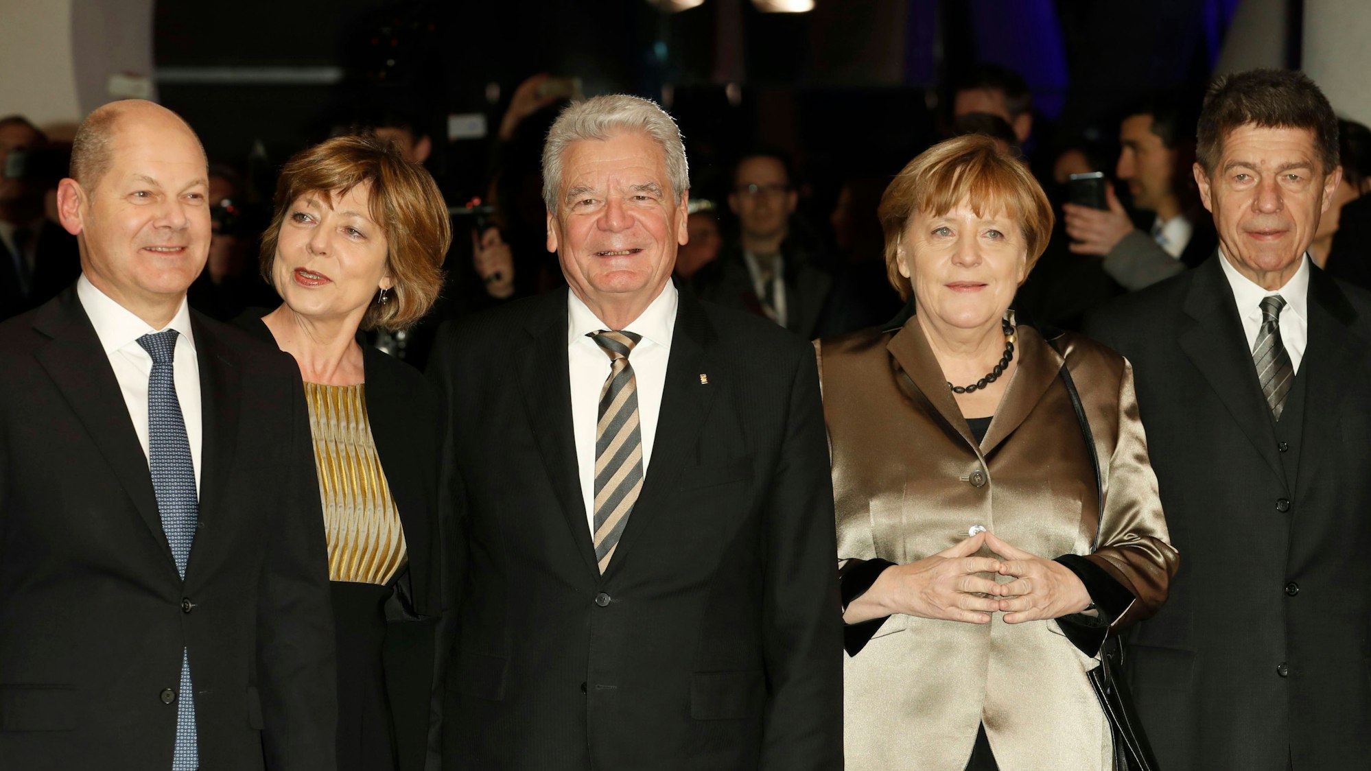 Olaf Scholz, der ehemalige Bundespräsident Joachim Gauck mit Lebensgefährtin Daniela Schadt und die ehemalige Bundeskanzlerin Angela Merkel mit Ehemann Joachim Sauer.