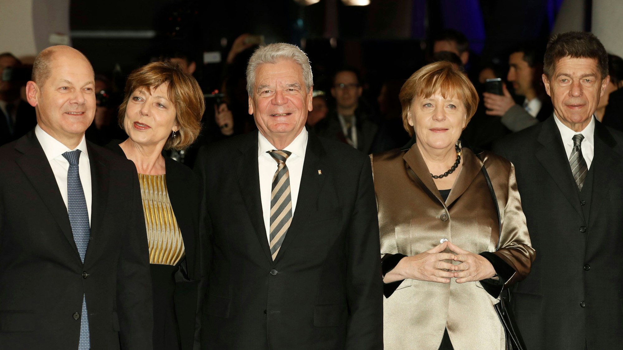 Olaf Scholz, der ehemalige Bundespräsident Joachim Gauck mit Lebensgefährtin Daniela Schadt und die ehemalige Bundeskanzlerin Angela Merkel mit Ehemann Joachim Sauer.